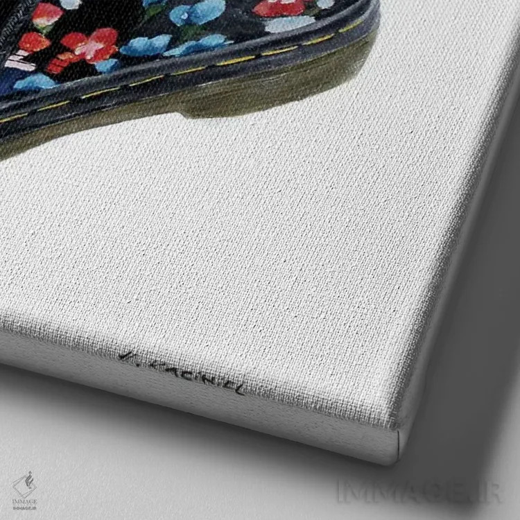 تابلو لباس فلوایر (برند/واژهسازی) اثر هانا کاچینیل - نمای نزدیک بافت بوم