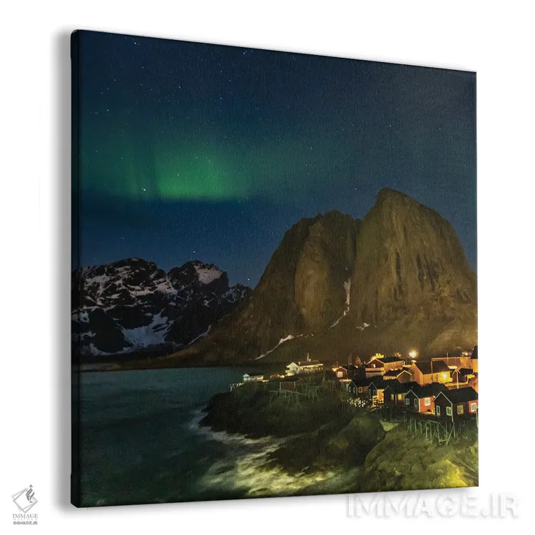 تابلو Lofoten Islands Aurora Borealis In The Sky Above Hamnoy In Reine,نروژ، جزایر لوفوتن، شفق قطبی بالای هامنی در رینه اثر هولیس لونی - نمای پرسپکتیو محصول