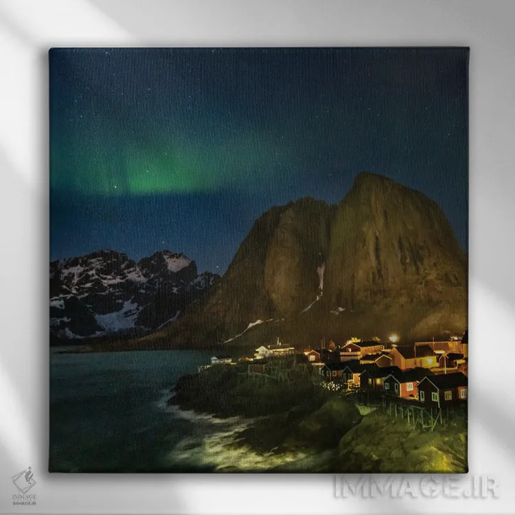 تابلو Lofoten Islands Aurora Borealis In The Sky Above Hamnoy In Reine,نروژ، جزایر لوفوتن، شفق قطبی بالای هامنی در رینه اثر هولیس لونی - نمای روبهرو روی دیوار