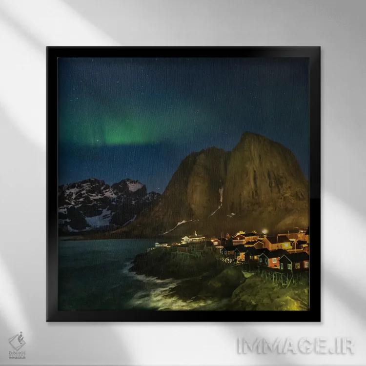 تابلو Lofoten Islands Aurora Borealis In The Sky Above Hamnoy In Reine,نروژ، جزایر لوفوتن، شفق قطبی بالای هامنی در رینه اثر هولیس لونی - نمای قابدار مشکی
