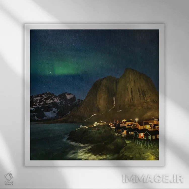 تابلو Lofoten Islands Aurora Borealis In The Sky Above Hamnoy In Reine,نروژ، جزایر لوفوتن، شفق قطبی بالای هامنی در رینه اثر هولیس لونی - نمای قابدار سفید
