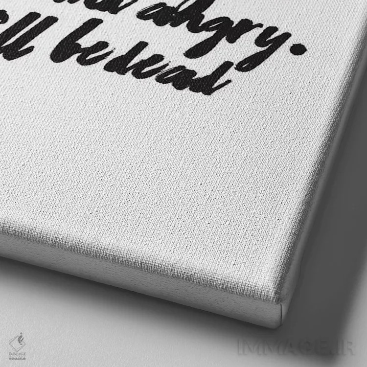 تابلو جملهای از همینگوی دربارهٔ تلاش برای زندگی اثر هانیمون هتل (برند هنری) - نمای نزدیک بافت بوم