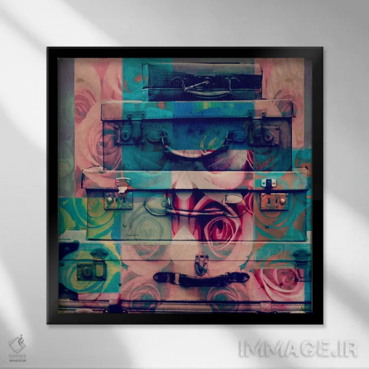 تابلو چمدان گلدار قدیمی اثر فایو بای فایو کالکتیو - نمای قابدار مشکی