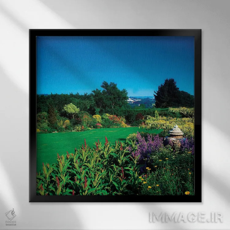 تابلو باغهای لیکمونت، شهرستان کورک، ایرلند؛ مرزهای ترکیبی و چمنزار تابستانی اثر ایریش ایمیج کالکشن (مجموعه عکاسی ایرلندی) - نمای قابدار مشکی