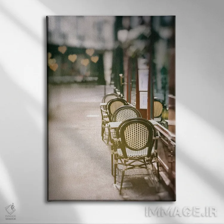 تابلو صندلیهای کافه در خیابان ساکت روستا اثر کارینا اوکولا - نمای روبهرو روی دیوار