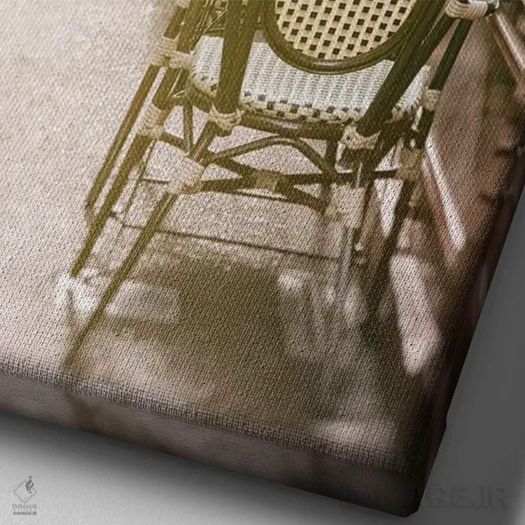 تابلو صندلیهای کافه در خیابان ساکت روستا اثر کارینا اوکولا - نمای نزدیک بافت بوم