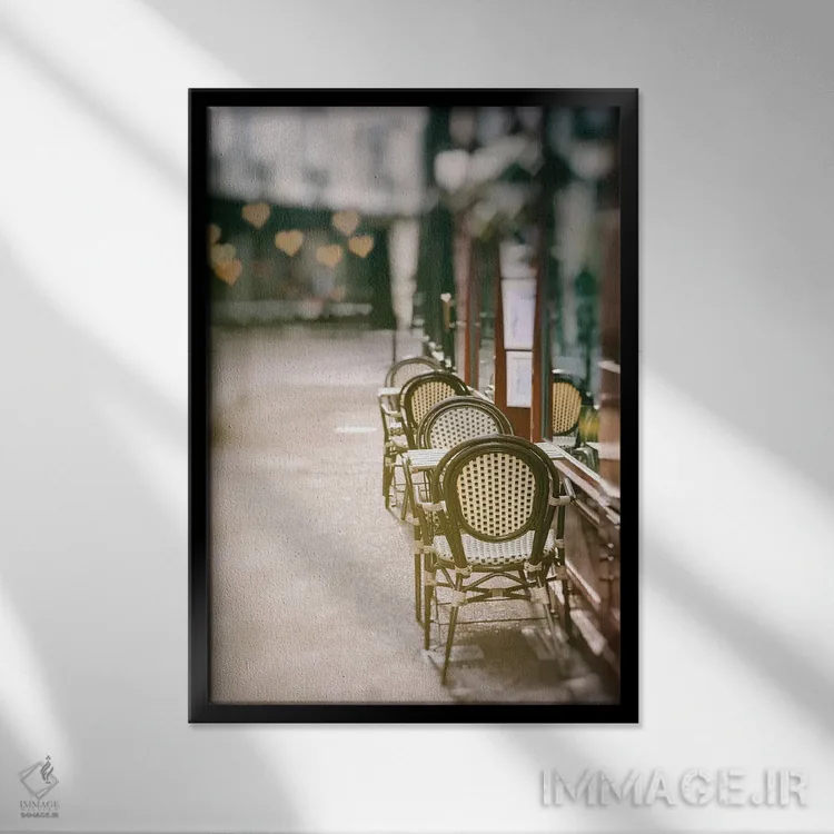 تابلو صندلیهای کافه در خیابان ساکت روستا اثر کارینا اوکولا - نمای قابدار مشکی