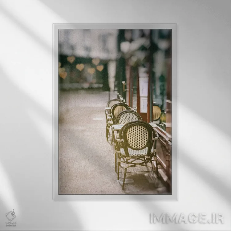 تابلو صندلیهای کافه در خیابان ساکت روستا اثر کارینا اوکولا - نمای قابدار سفید