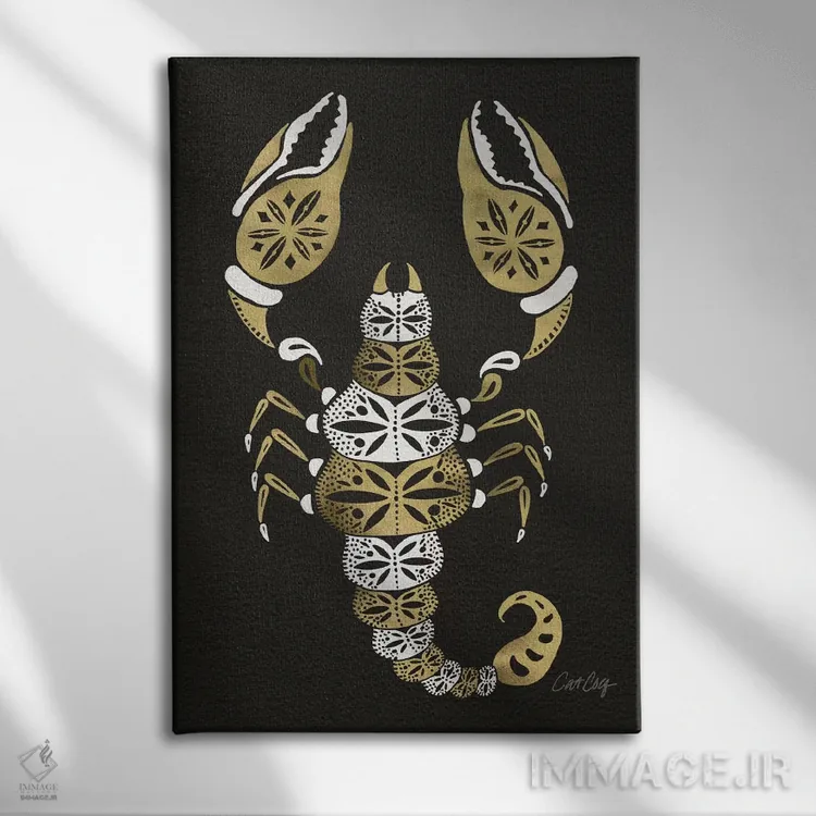 تابلو عقرب مشکی طلایی اثر کت کوکیلت - نمای روبهرو روی دیوار