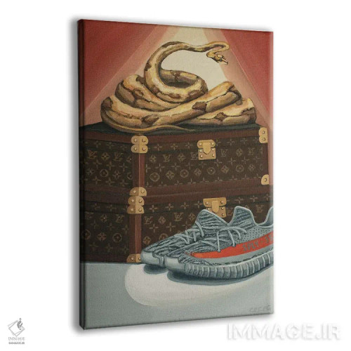 تابلو دکوراتیو مار پایتون روی ترانک های لویی ویتون و کفش های ییزی اثر سیسی گیدی - نمای پرسپکتیو محصول