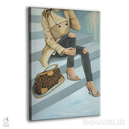 تابلو دکوراتیو زن نشسته روی پله با کیف لویی ویتون اثر سیسی گیدی - نمای پرسپکتیو محصول