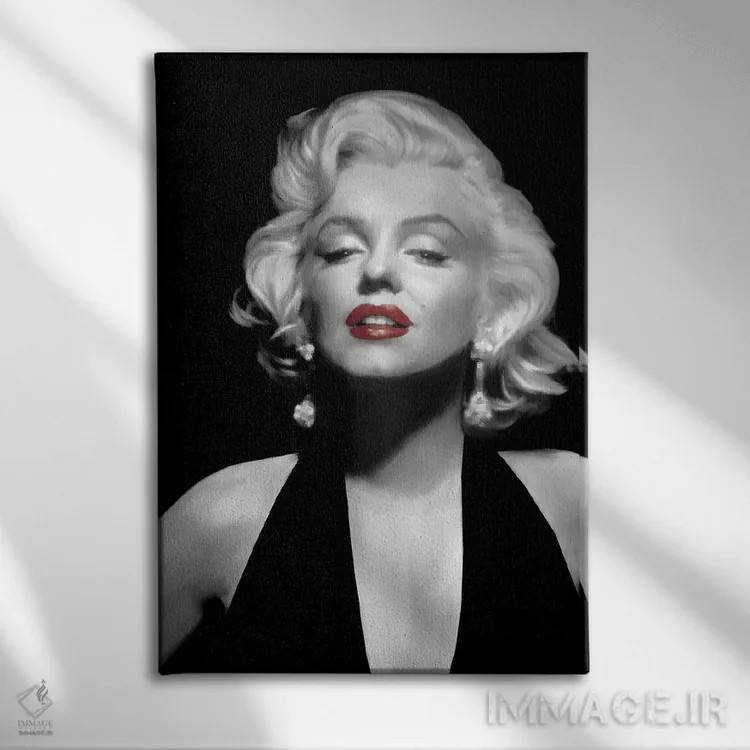 تابلو دکوراتیو مرلین با تاپ گردنی و لب های قرمز اثر کریس کنسانی - نمای روبهرو روی دیوار