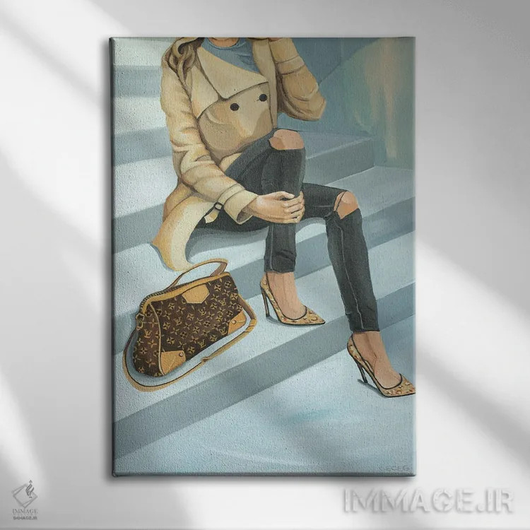 تابلو دکوراتیو زن نشسته روی پله با کیف لویی ویتون اثر سیسی گیدی - نمای روبهرو روی دیوار