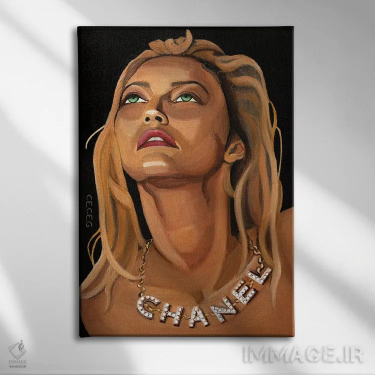 تابلو دکوراتیو دختر با گردنبند شنل اثر سیسی گیدی - نمای روبهرو روی دیوار