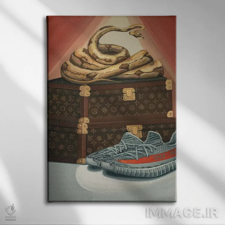 تابلو دکوراتیو مار پایتون روی ترانک های لویی ویتون و کفش های ییزی اثر سیسی گیدی - نمای روبهرو روی دیوار