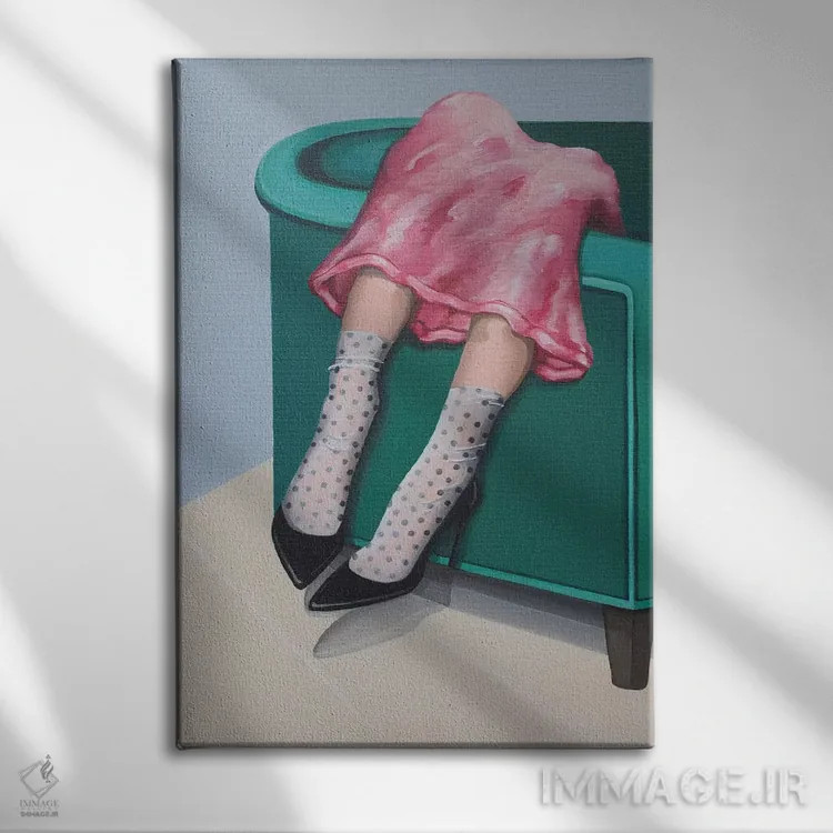 تابلو دکوراتیو دختر با جوراب خال خالی و کفش پاشنه بلند مشکی اثر سیسی گیدی - نمای روبهرو روی دیوار