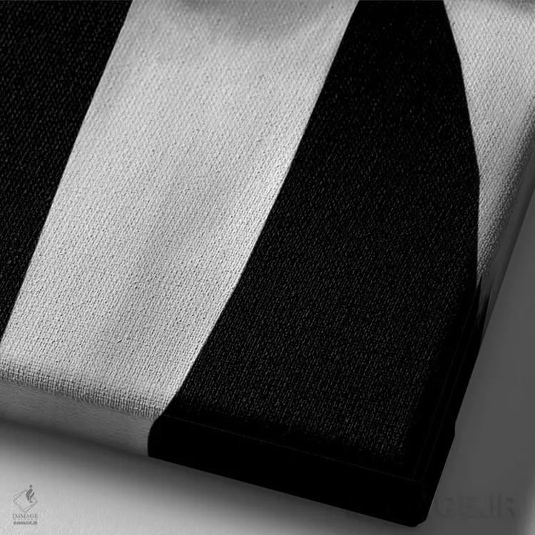 تابلو دکوراتیو مرلین با تاپ گردنی و لب های قرمز اثر کریس کنسانی - نمای نزدیک بافت بوم