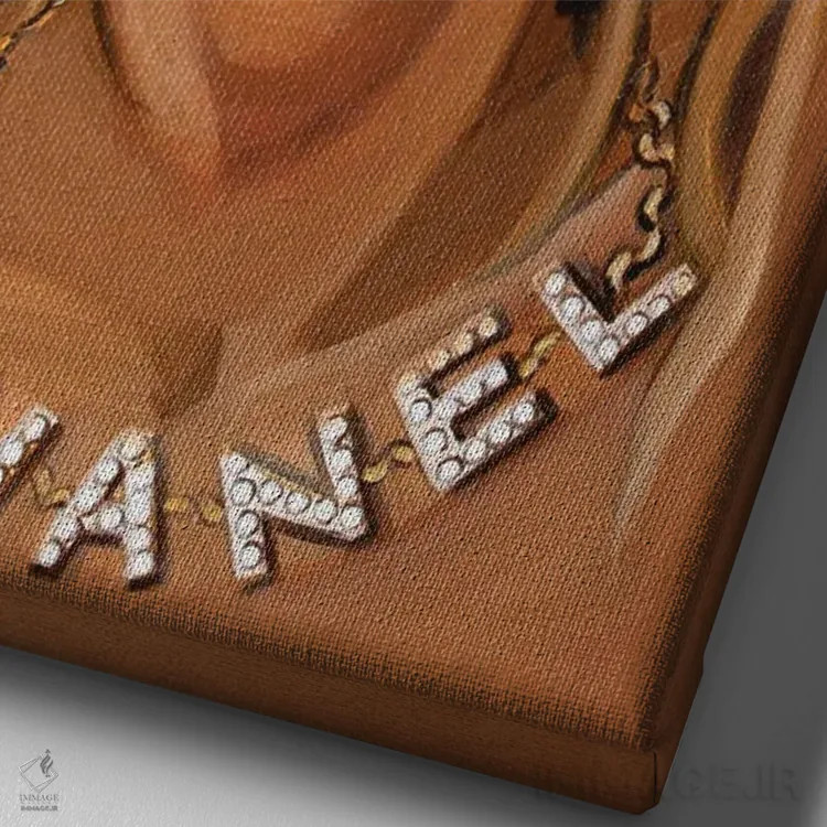 تابلو دکوراتیو دختر با گردنبند شنل اثر سیسی گیدی - نمای نزدیک بافت بوم