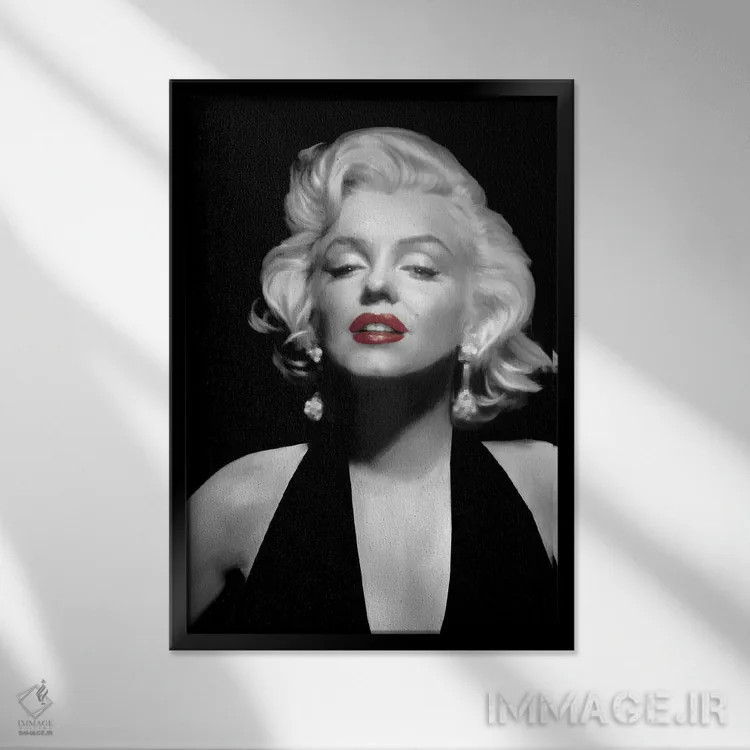 تابلو دکوراتیو مرلین با تاپ گردنی و لب های قرمز اثر کریس کنسانی - نمای قابدار مشکی