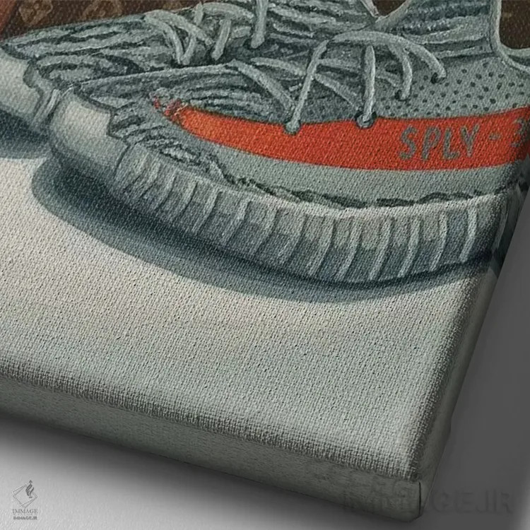 تابلو دکوراتیو مار پایتون روی ترانک های لویی ویتون و کفش های ییزی اثر سیسی گیدی - نمای نزدیک بافت بوم