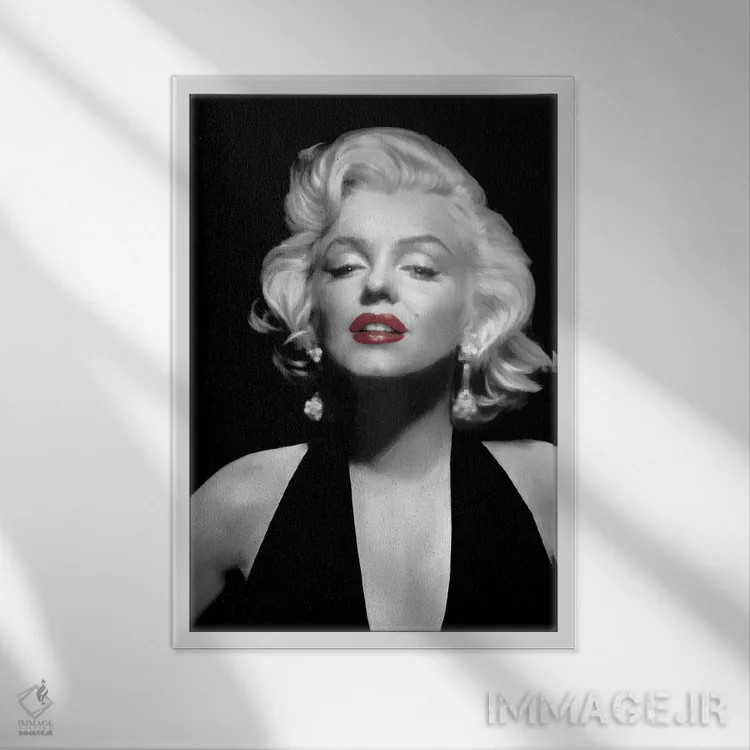 تابلو دکوراتیو مرلین با تاپ گردنی و لب های قرمز اثر کریس کنسانی - نمای قابدار سفید
