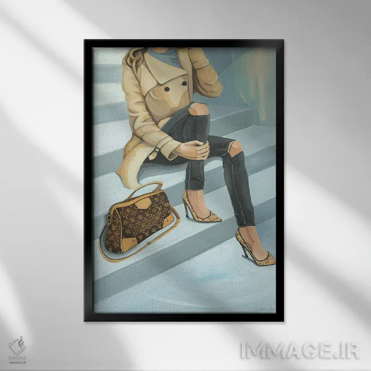 تابلو دکوراتیو زن نشسته روی پله با کیف لویی ویتون اثر سیسی گیدی - نمای قابدار مشکی