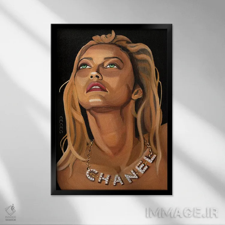 تابلو دکوراتیو دختر با گردنبند شنل اثر سیسی گیدی - نمای قابدار مشکی