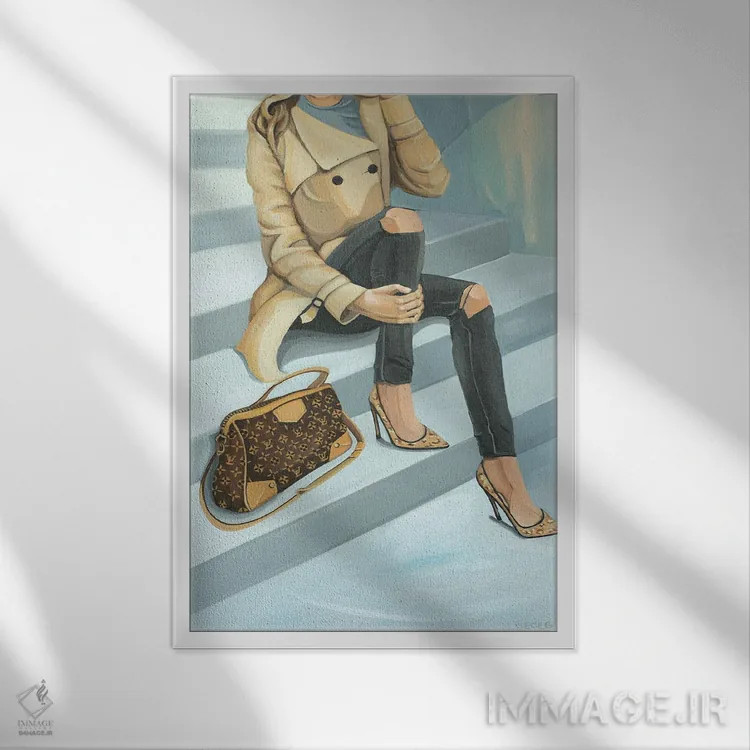 تابلو دکوراتیو زن نشسته روی پله با کیف لویی ویتون اثر سیسی گیدی - نمای قابدار سفید