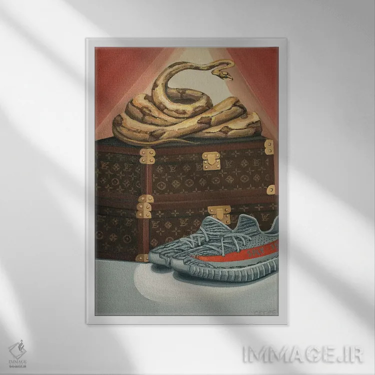تابلو دکوراتیو مار پایتون روی ترانک های لویی ویتون و کفش های ییزی اثر سیسی گیدی - نمای قابدار سفید