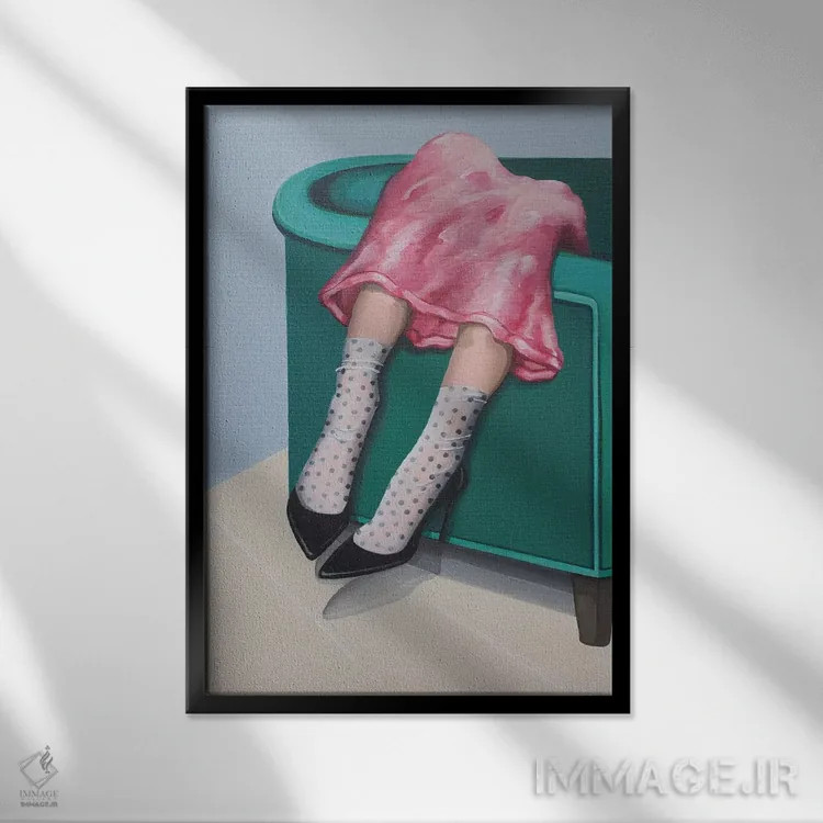 تابلو دکوراتیو دختر با جوراب خال خالی و کفش پاشنه بلند مشکی اثر سیسی گیدی - نمای قابدار مشکی
