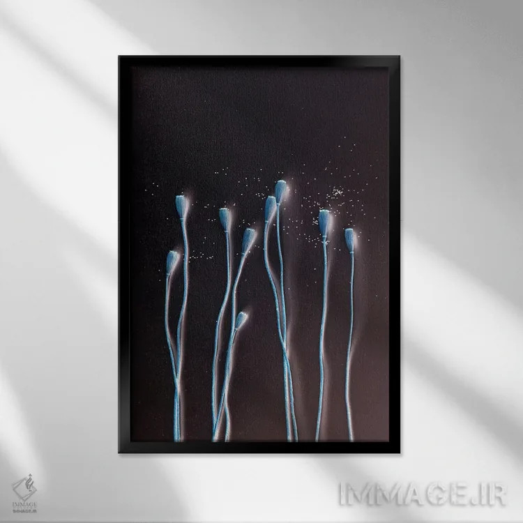 تابلو دکوراتیو خشخاش در آبی اثر کلودیا دروسرت - نمای قابدار مشکی