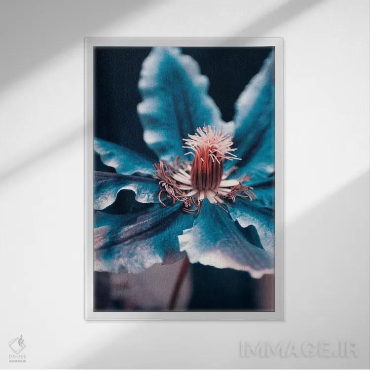 تابلو دکوراتیو آبی عمیق اثر کلودیا دروسرت - نمای قابدار سفید