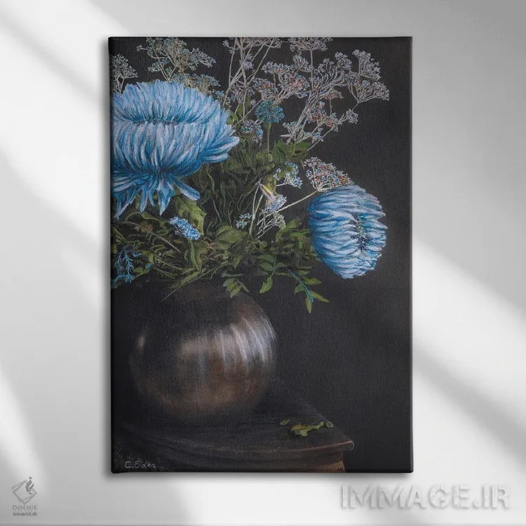 تابلو دکوراتیو طبیعت بی جان آبی اثر شارلوت ادر - نمای روبهرو روی دیوار