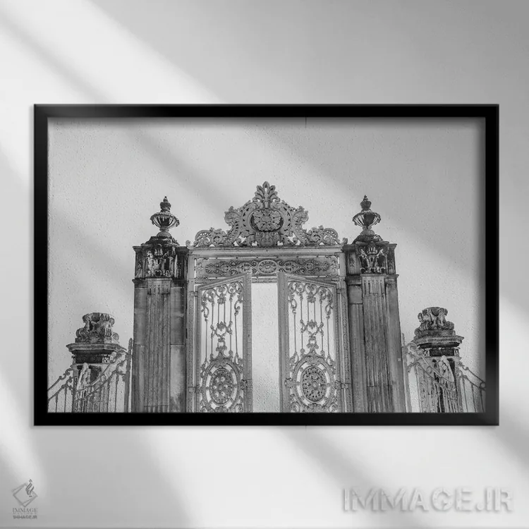 تابلو دکوراتیو دروازه اثر گیلیارد برسسان - نمای قابدار مشکی