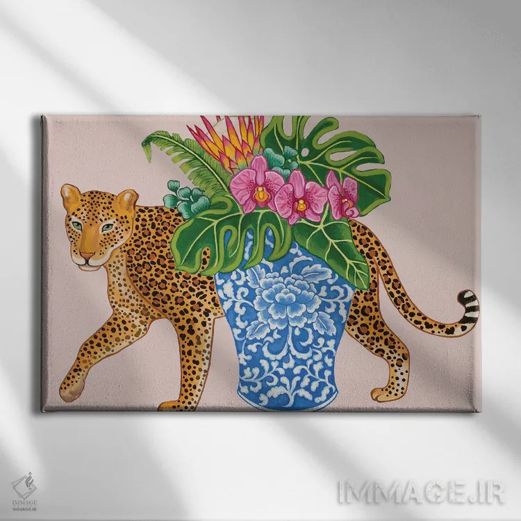 تابلو دکوراتیو یوزپلنگ چینی با گلدان آبی و سفید، برگ مانسترا و ارکیده اثر گرین ارکید بوتیک - نمای روبهرو روی دیوار