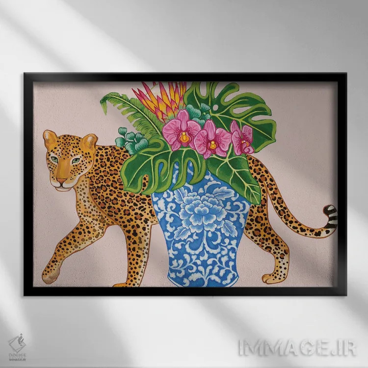 تابلو دکوراتیو یوزپلنگ چینی با گلدان آبی و سفید، برگ مانسترا و ارکیده اثر گرین ارکید بوتیک - نمای قابدار مشکی
