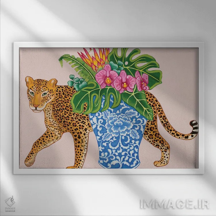 تابلو دکوراتیو یوزپلنگ چینی با گلدان آبی و سفید، برگ مانسترا و ارکیده اثر گرین ارکید بوتیک - نمای قابدار سفید