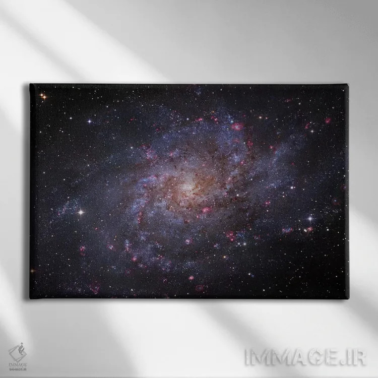 تابلو دکوراتیو ام۳۳، کهکشان مثلثی اثر رابرت گندلر - نمای روبهرو روی دیوار