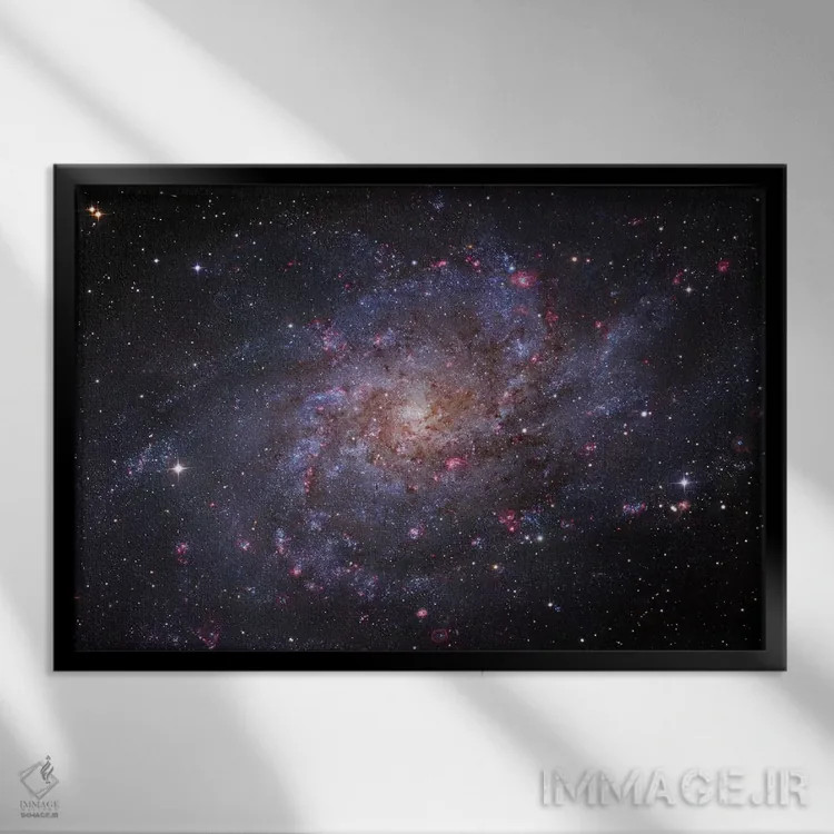 تابلو دکوراتیو ام۳۳، کهکشان مثلثی اثر رابرت گندلر - نمای قابدار مشکی