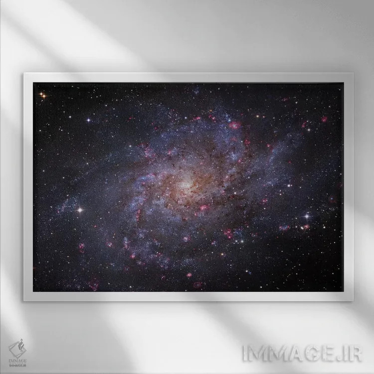 تابلو دکوراتیو ام۳۳، کهکشان مثلثی اثر رابرت گندلر - نمای قابدار سفید