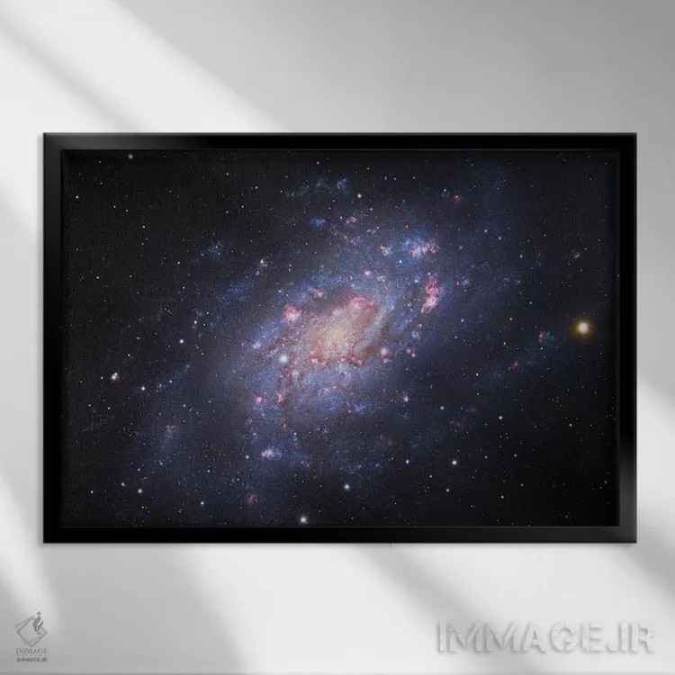 تابلو دکوراتیو کهکشان مارپیچی در زرافه سوم اثر رابرت گندلر - نمای قابدار مشکی