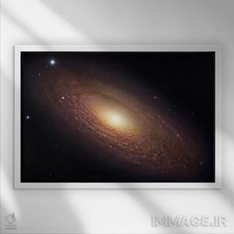 تابلو دکوراتیو کهکشان مارپیچی در خرس بزرگ اثر رابرت گندلر - نمای قابدار سفید