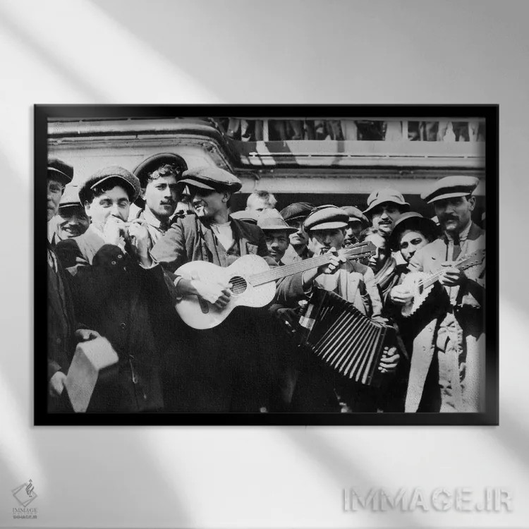 تابلو دکوراتیو گروه موسیقی مهاجران، حدود ۱۹۰۵ اثر لویس هاین - نمای قابدار مشکی