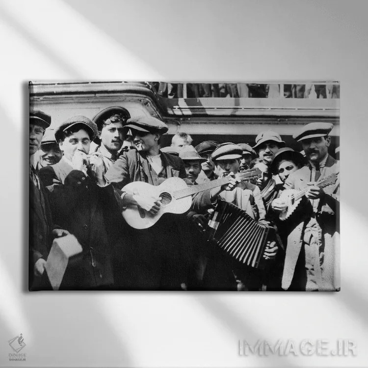 تابلو دکوراتیو گروه موسیقی مهاجران، حدود ۱۹۰۵ اثر لویس هاین - نمای روبهرو روی دیوار