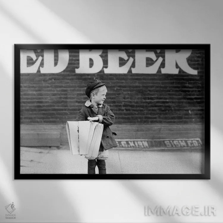 تابلو دکوراتیو روزنامه فروش، ۱۹۱۰ اثر لویس هاین - نمای قابدار مشکی