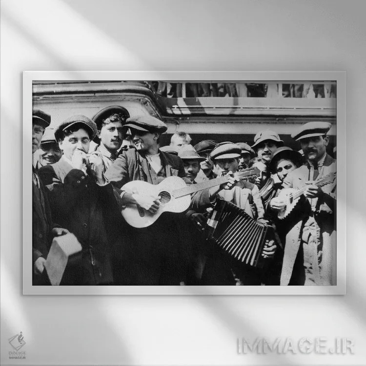 تابلو دکوراتیو گروه موسیقی مهاجران، حدود ۱۹۰۵ اثر لویس هاین - نمای قابدار سفید