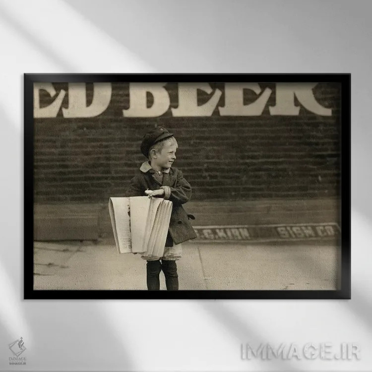 تابلو دکوراتیو سن لوئیس: روزنامه فروش اثر لویس هاین - نمای قابدار مشکی