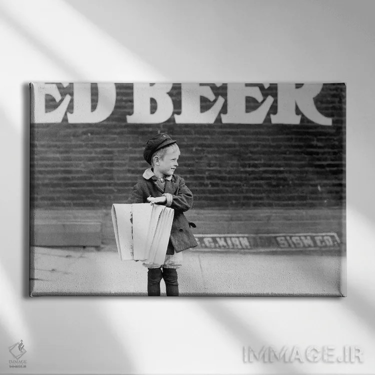 تابلو دکوراتیو روزنامه فروش، ۱۹۱۰ اثر لویس هاین - نمای روبهرو روی دیوار