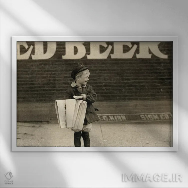 تابلو دکوراتیو سن لوئیس: روزنامه فروش اثر لویس هاین - نمای قابدار سفید