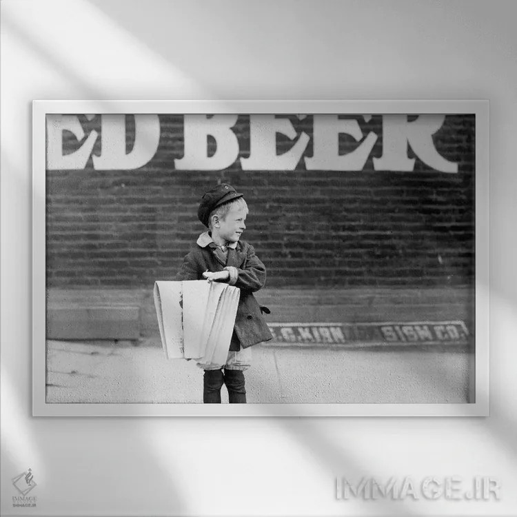 تابلو دکوراتیو روزنامه فروش، ۱۹۱۰ اثر لویس هاین - نمای قابدار سفید